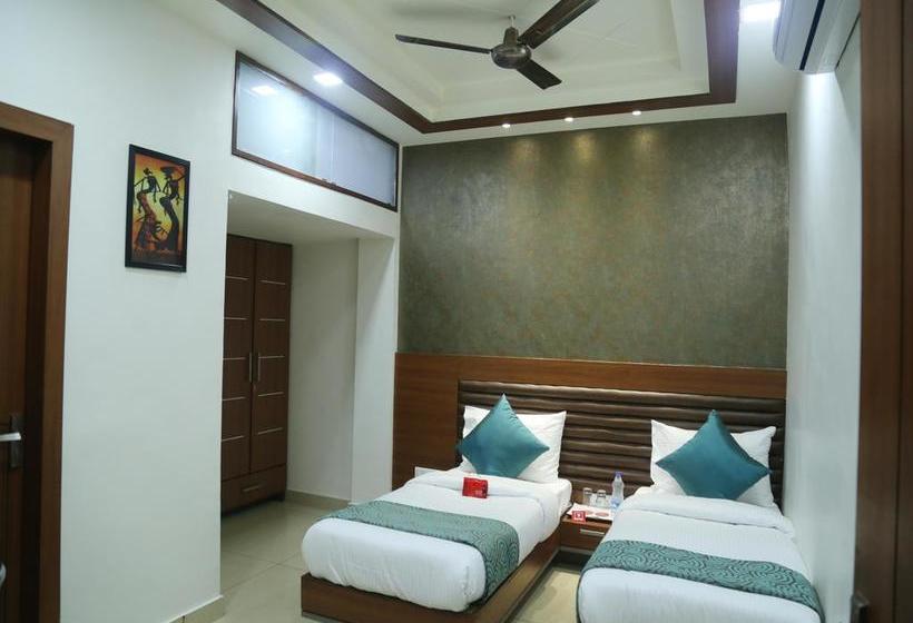 Hotel Oyo Rooms Model Town Market 8