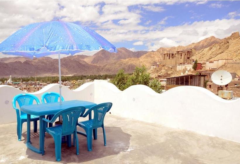 Hotel Mount Castle 8