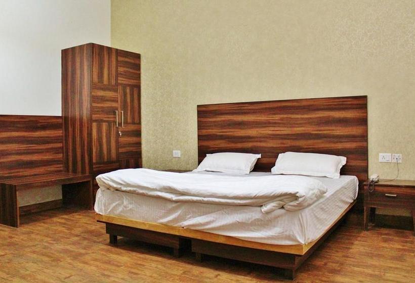 Adhunik Hotel Behror 3