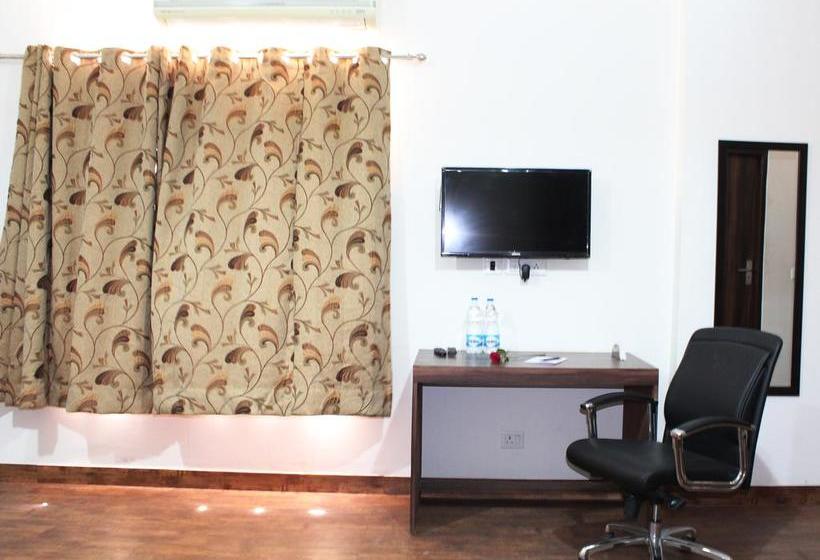 Adhunik Hotel Behror 8