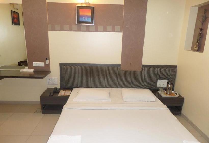 Hotel Saideep Executive 8