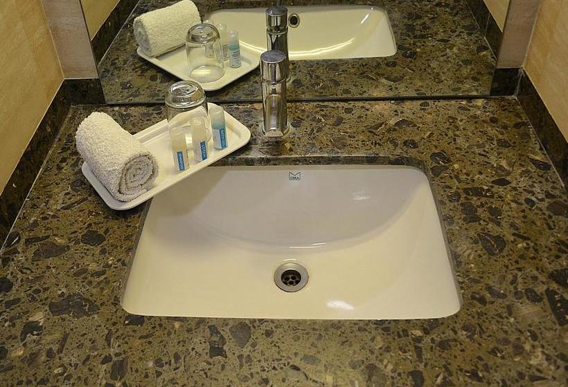 Hotel Oyo Premium Jetalpur Road 9