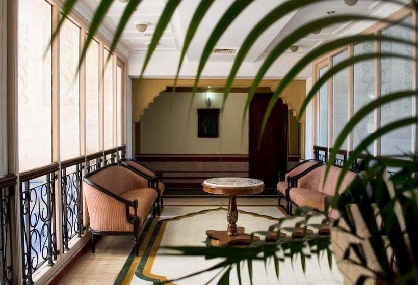 Hotel Oyo Premium Saheed Nagar 10