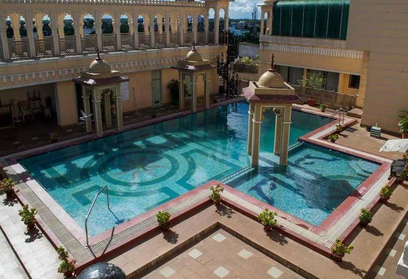 Hotel Oyo Premium Saheed Nagar 12