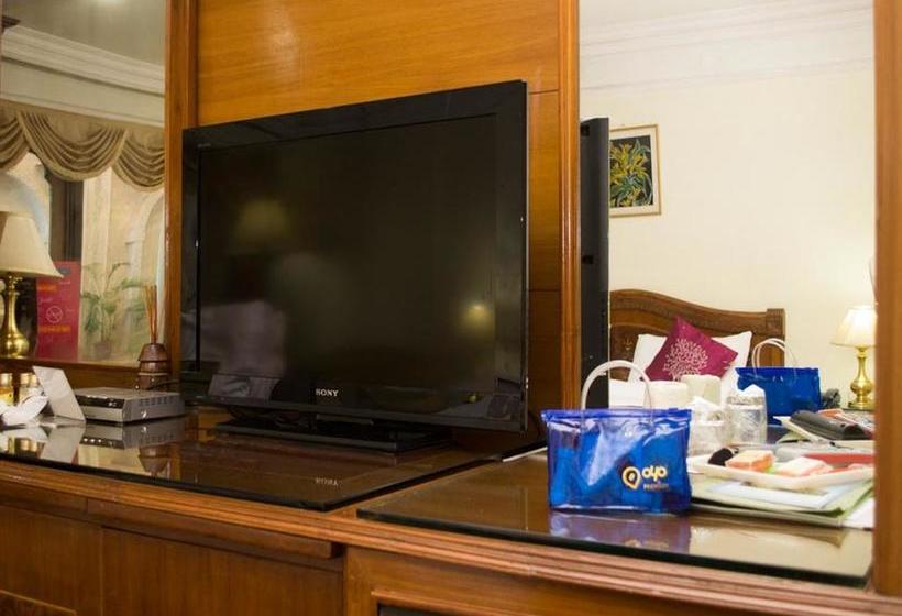 Hotel Oyo Premium Saheed Nagar 18