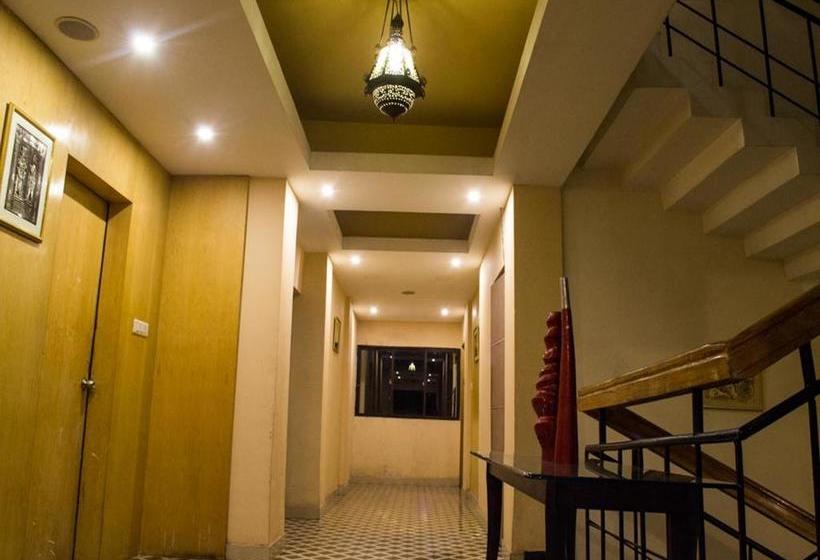 Hotel Oyo Premium Satya Nagar 17