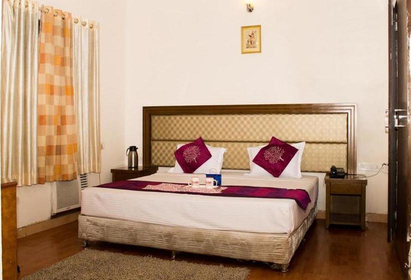 Hotel Oyo Premium Satya Nagar 6
