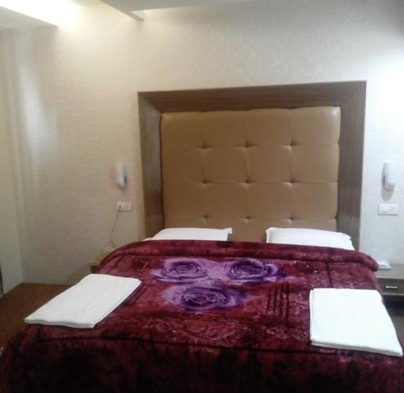 Hotel The Hyde Park Inn 12