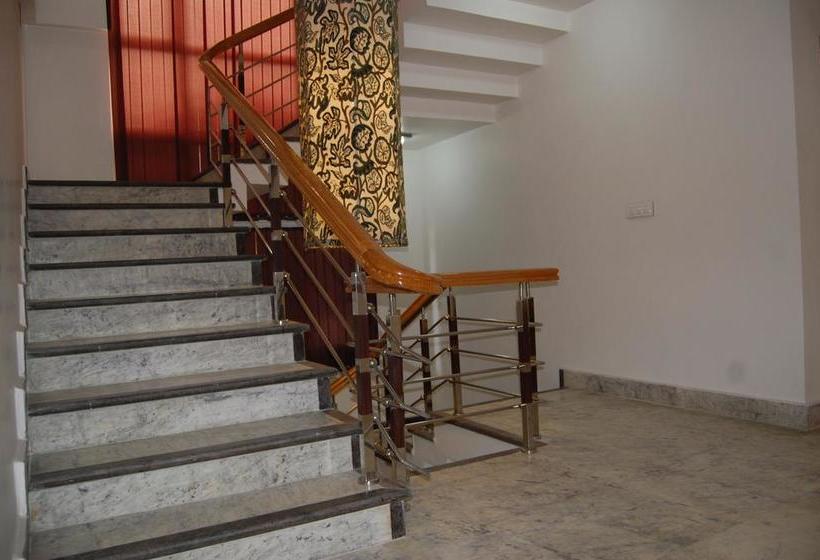 Hotel The Hyde Park Inn 7