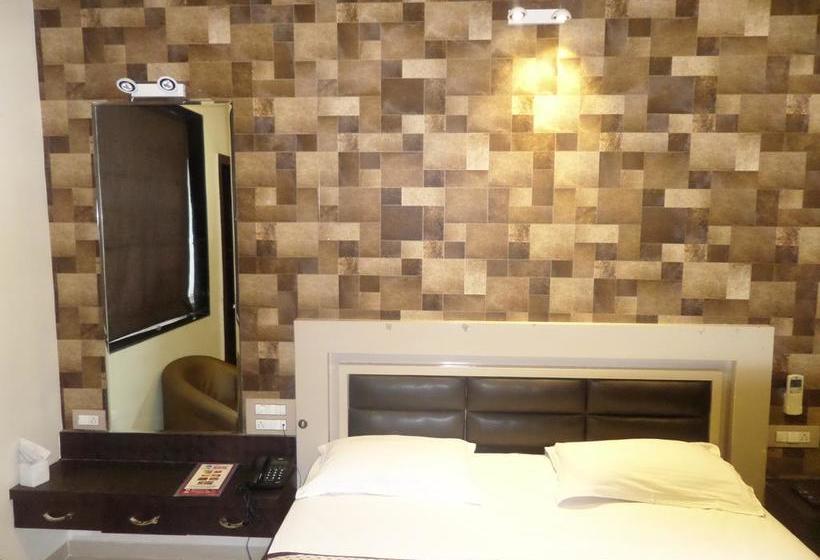 Hotel Shades Of Royal 10