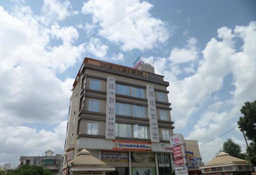 Hotel Shades Of Royal 16