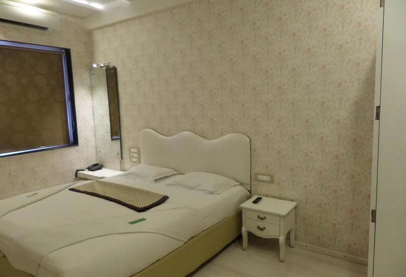 Hotel Shades Of Royal 17