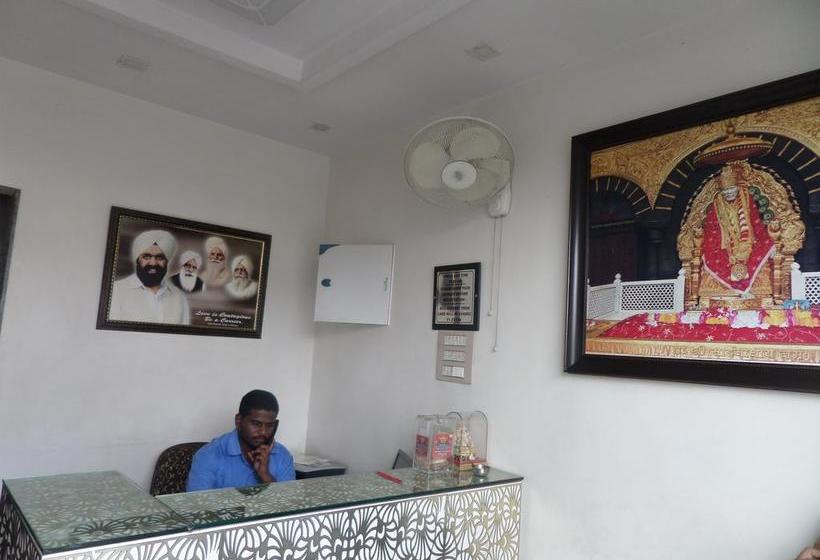 Hotel Shades Of Royal 18