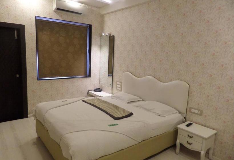 Hotel Shades Of Royal 20