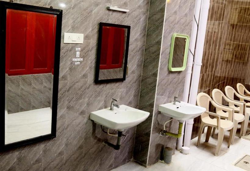 Red Lollipop Hostel Chennai 13