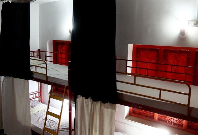 Red Lollipop Hostel Chennai 14