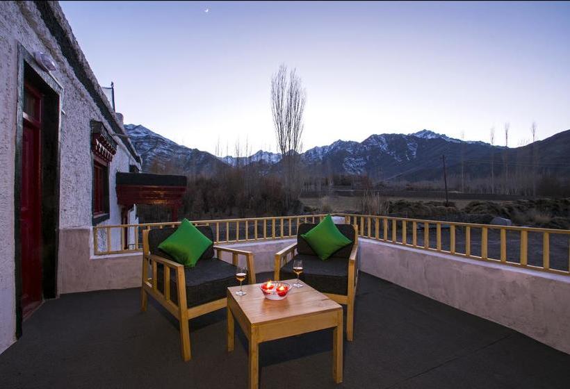 Hotel Woodyvu Stok House 7