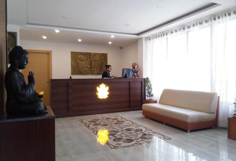 Hotel The Royal Oaks 11