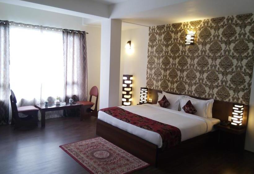 Hotel The Royal Oaks 15