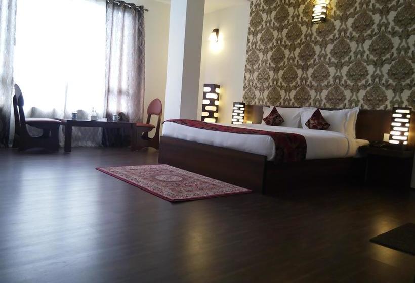 Hotel The Royal Oaks 17