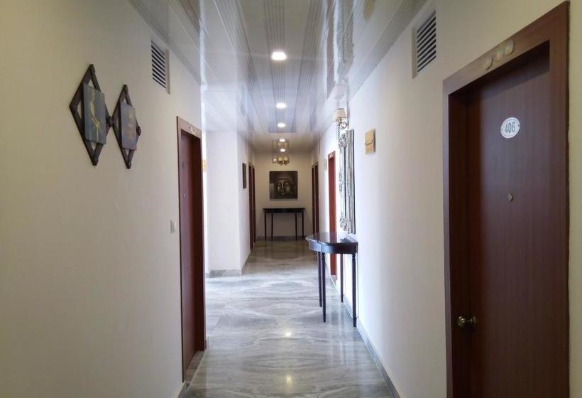 Hotel The Royal Oaks 5