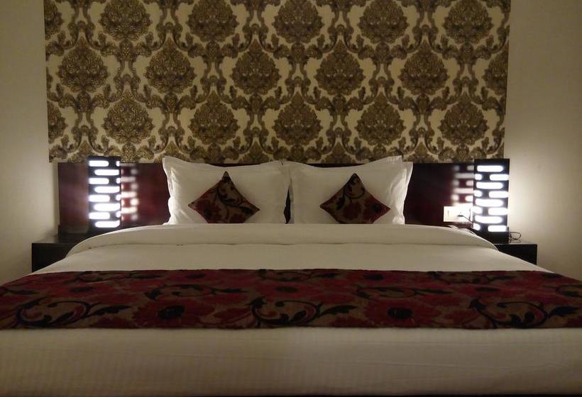 Hotel The Royal Oaks 7