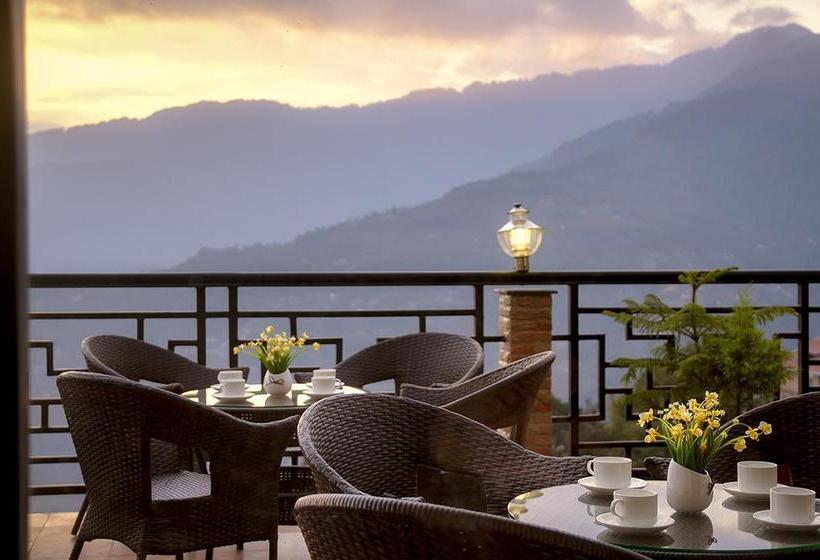 Hotel The Royal Oaks 8