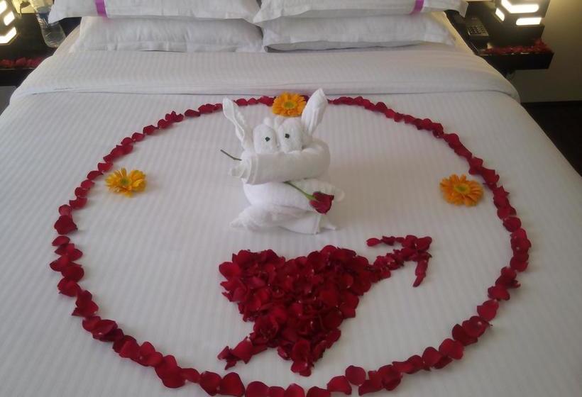 Hotel The Royal Oaks 9