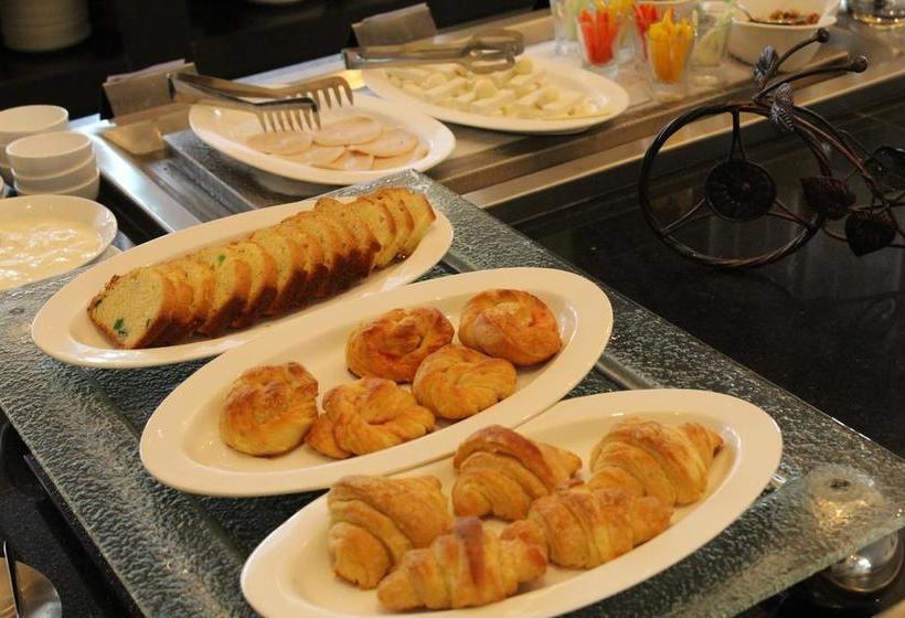 Hotel Golden Tulip Suites Gurgaon 9