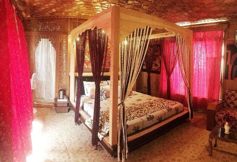 Hotel New Jacquline Heritage Houseboats 11