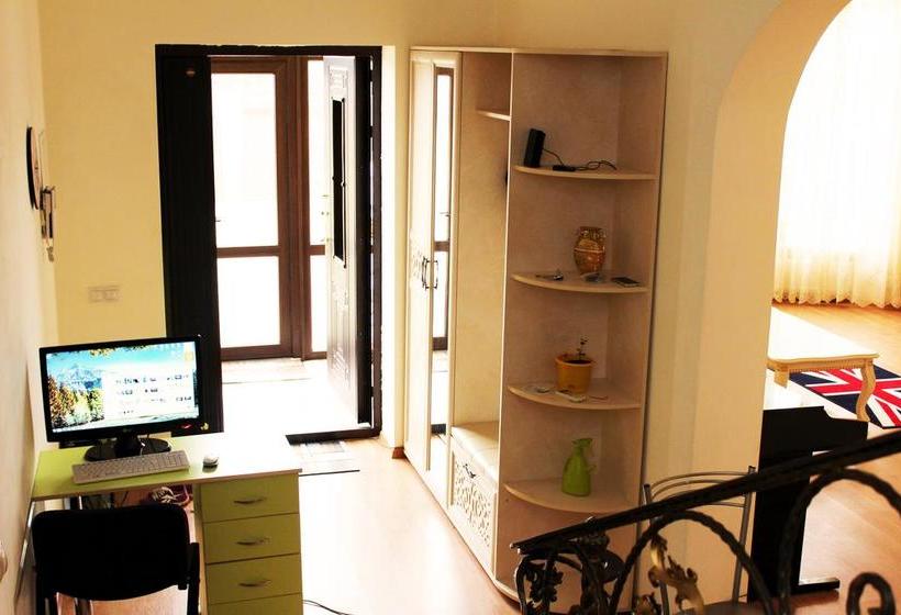 Sherlock Homes Hostel 14