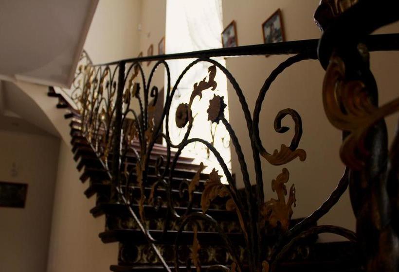 Sherlock Homes Hostel 15