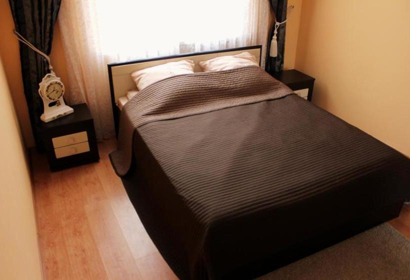 Sherlock Homes Hostel 16