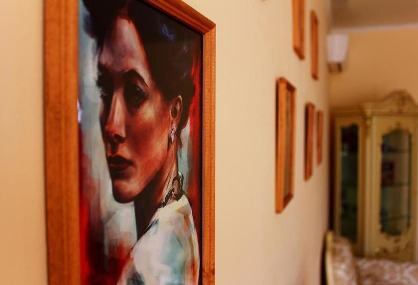 Sherlock Homes Hostel 8