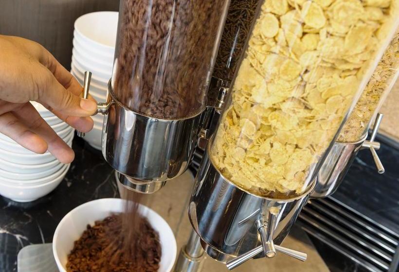 Hotel Holiday Inn Express Bangkok Soi Soonvijai 18