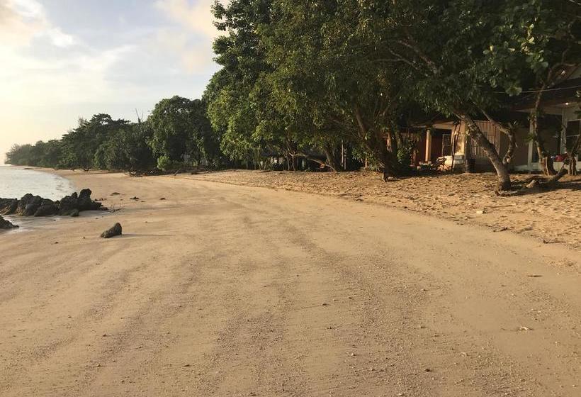 Resort Paradise Beachfront Bungalows 11