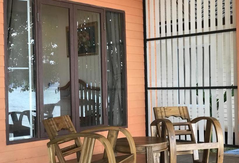 Resort Paradise Beachfront Bungalows 6