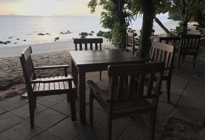 Resort Paradise Beachfront Bungalows 8