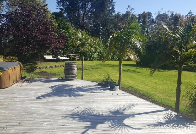 Bed and Breakfast Rustic Vs Glamour Executive Property 10