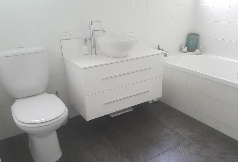 Bed and Breakfast Rustic Vs Glamour Executive Property 12