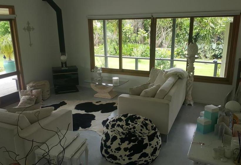 Bed and Breakfast Rustic Vs Glamour Executive Property 13