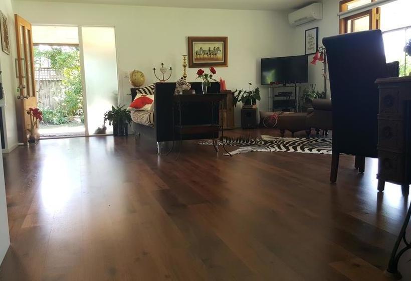 Bed and Breakfast Rustic Vs Glamour Executive Property 14