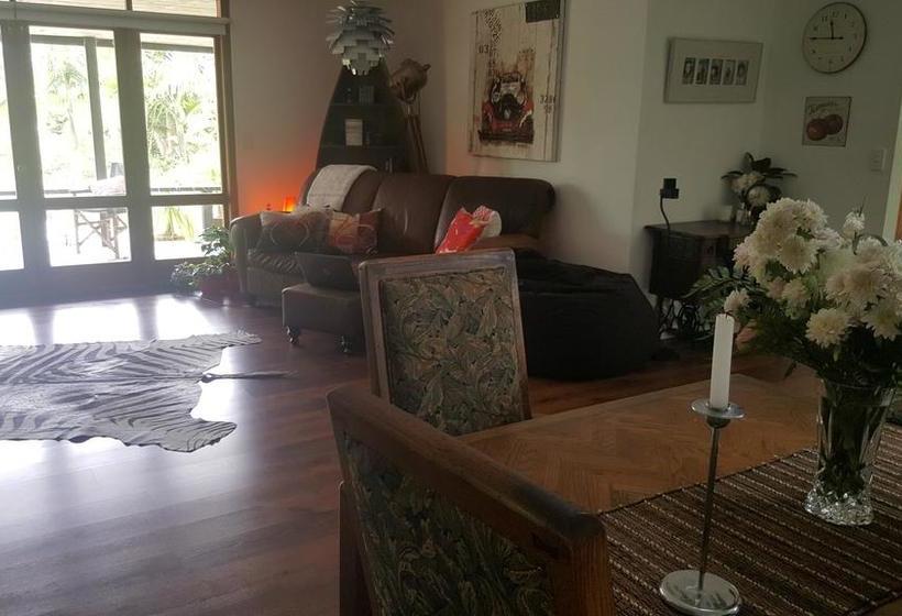 Bed and Breakfast Rustic Vs Glamour Executive Property 16