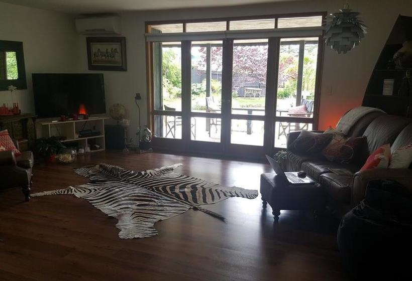 Bed and Breakfast Rustic Vs Glamour Executive Property 17