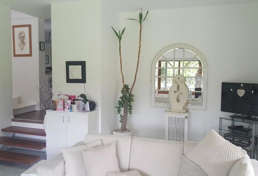 Bed and Breakfast Rustic Vs Glamour Executive Property 18