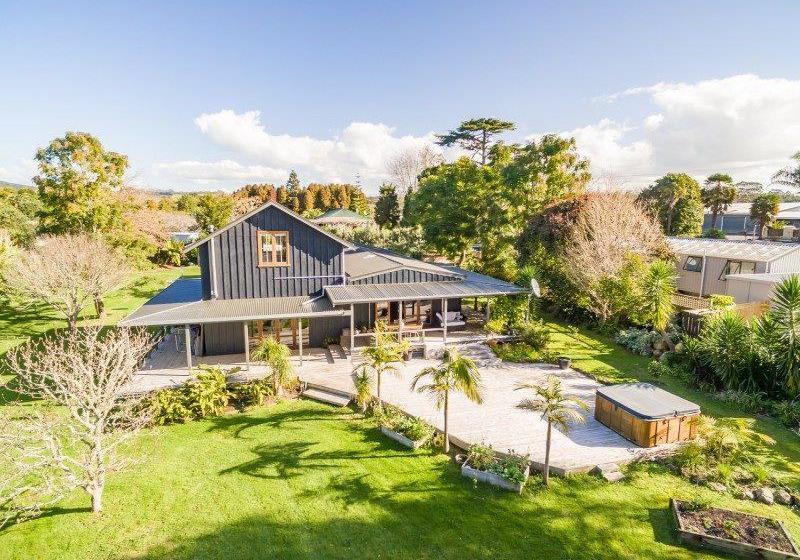 Bed and Breakfast Rustic Vs Glamour Executive Property 20