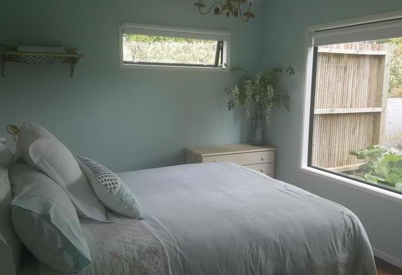 Bed and Breakfast Rustic Vs Glamour Executive Property 5