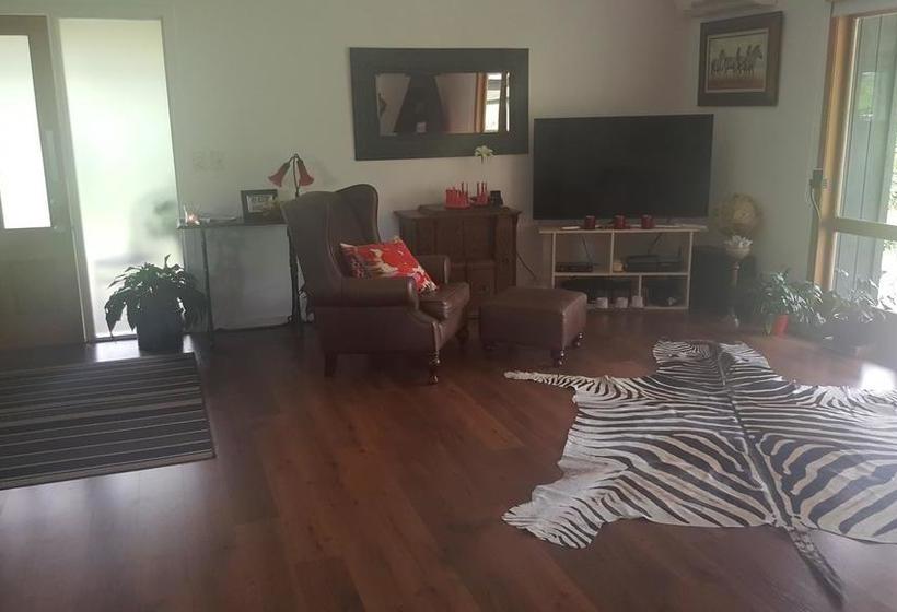 Bed and Breakfast Rustic Vs Glamour Executive Property 7