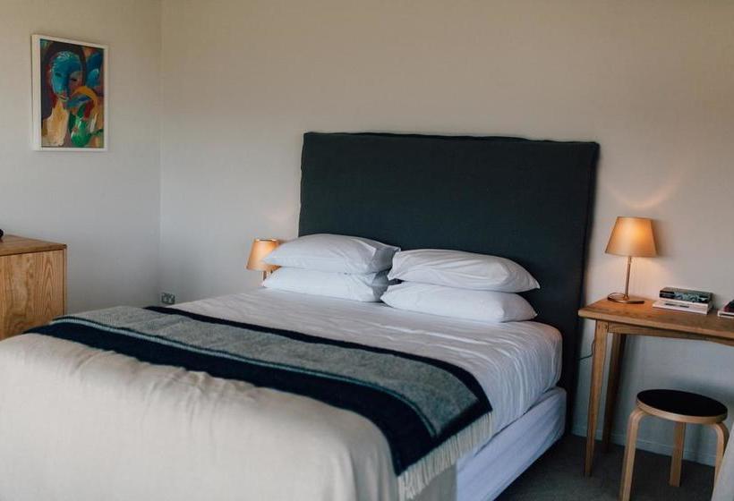 Black Estate B & B 10