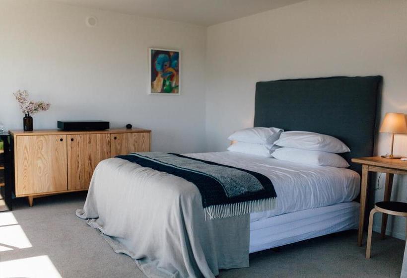 Black Estate B & B 5